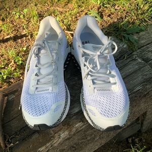 Under armour white tennis shoes. Basically new